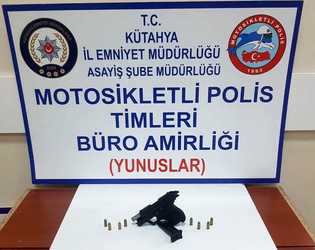 Kütahya\'da bir araçta ruhsatsız tabanca ele geçirildi