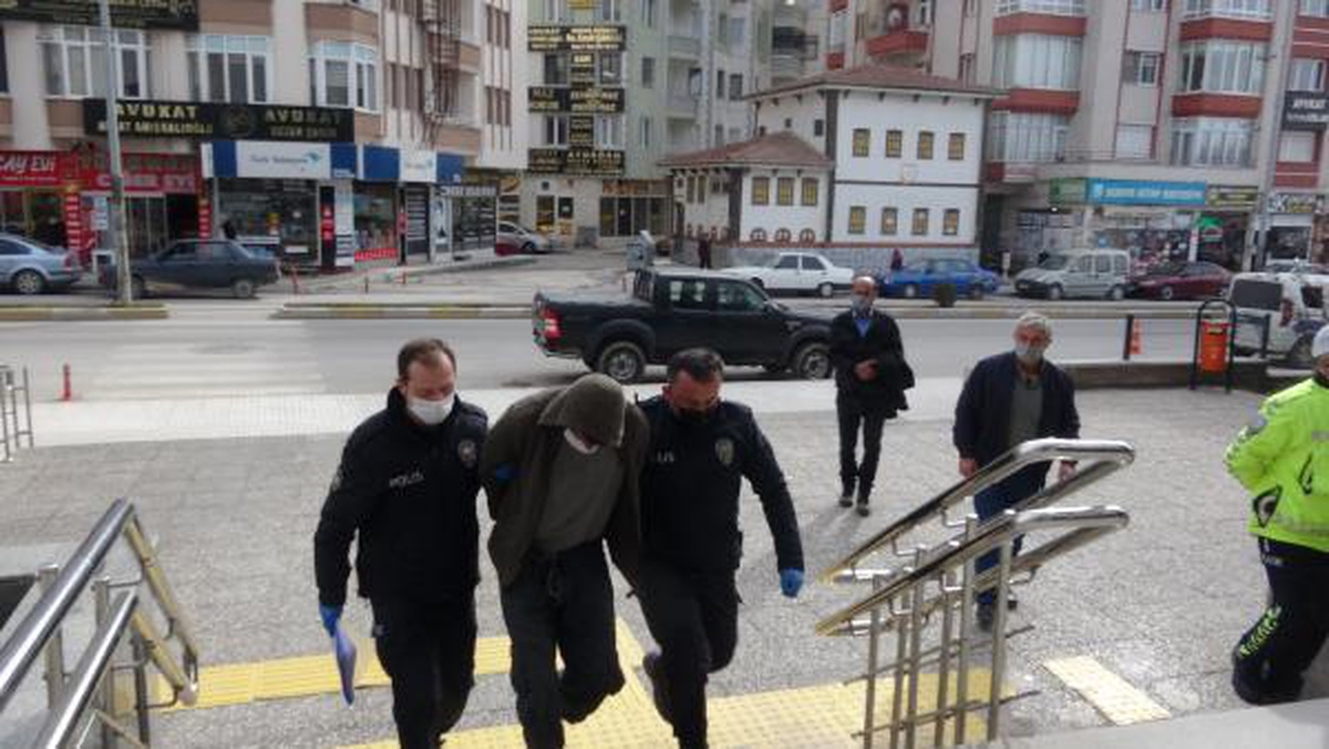 Market çalışanları, hırsızlık şüphelisini yere yatırıp polise teslim etti; o anlar kamerada(2)