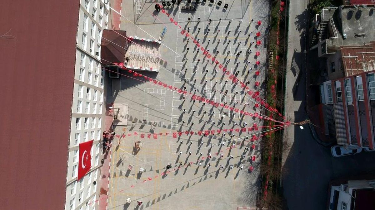 Pandemide Samsun\'da rekor kırıldı: 100 öğrencinin katılımıyla "İstiklal Marşı" işaret diliyle okundu