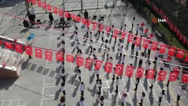 Pandemide Samsun'da rekor kırıldı: 100 öğrencinin katılımıyla İstiklal Marşı işaret diliyle okundu