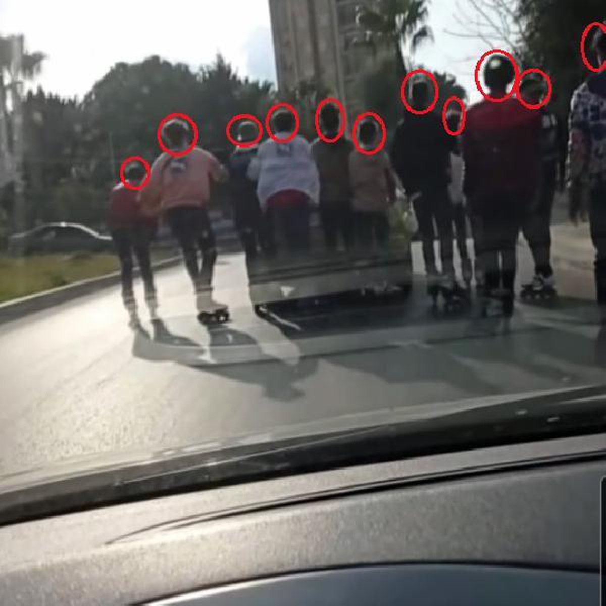 Adana\'da patenli 11 çocuk otomobile asılarak gezdi