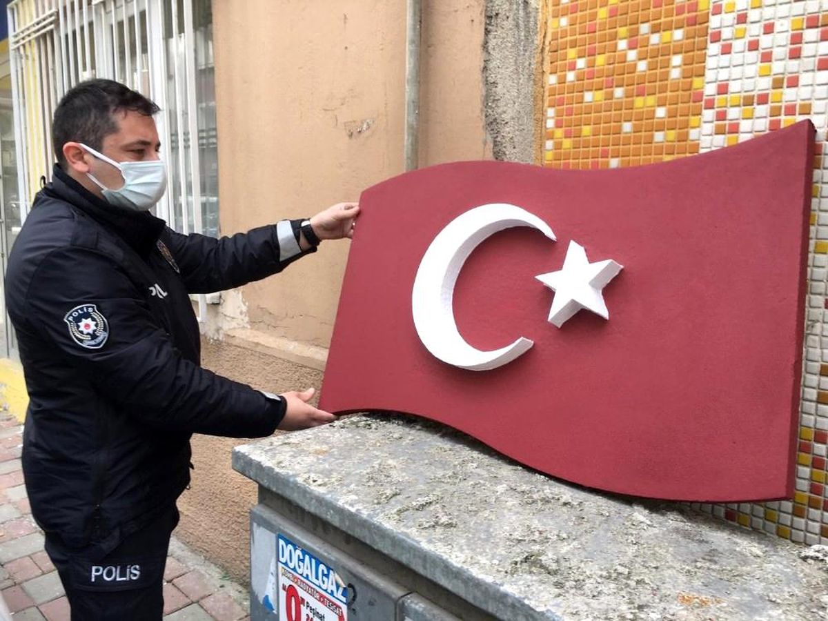 Yerdeki Türk Bayrağını polisler kaldırdı