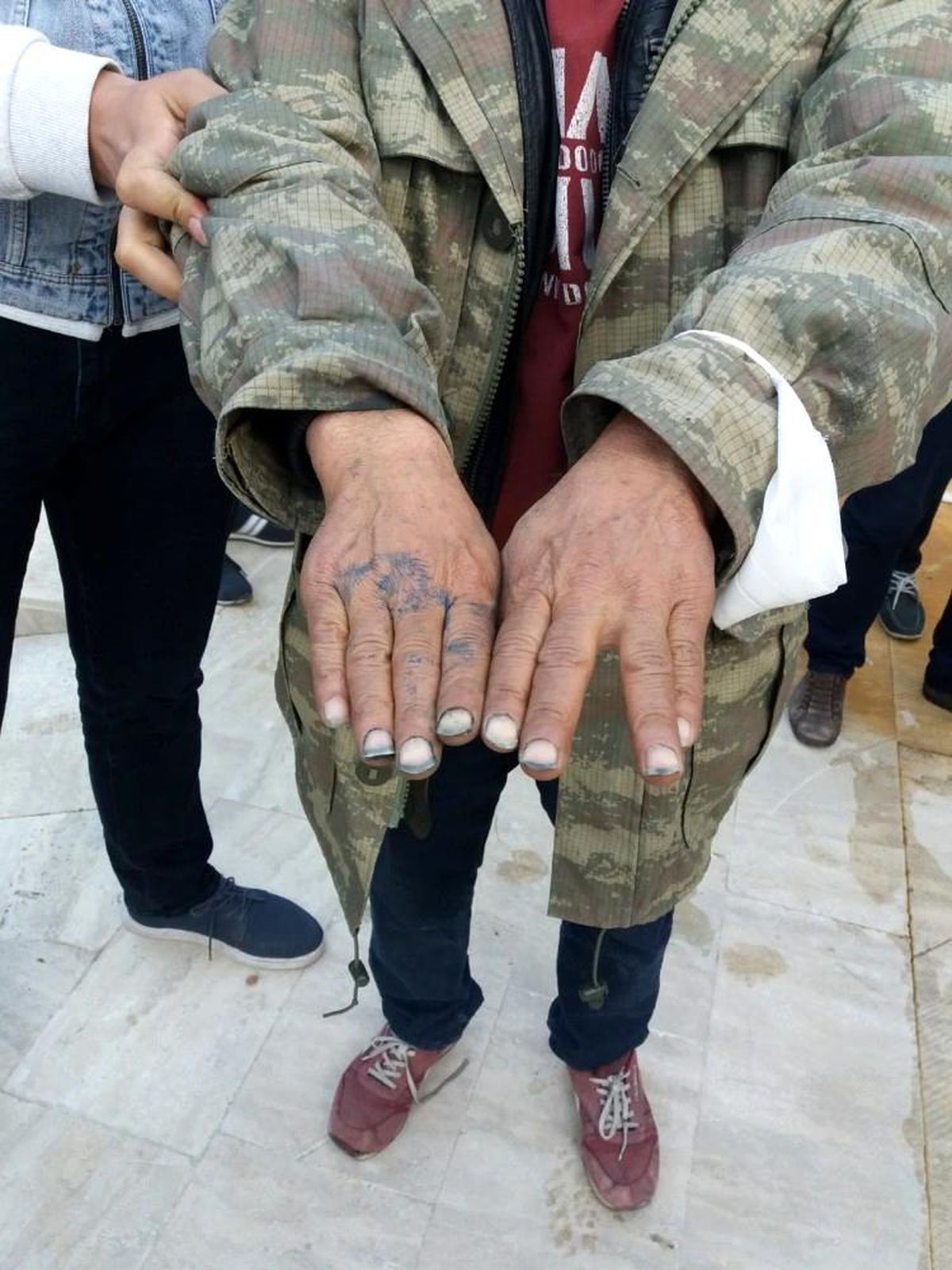 Silifke\'de mezar taşlarını boyayan şahıs gözaltına alındı