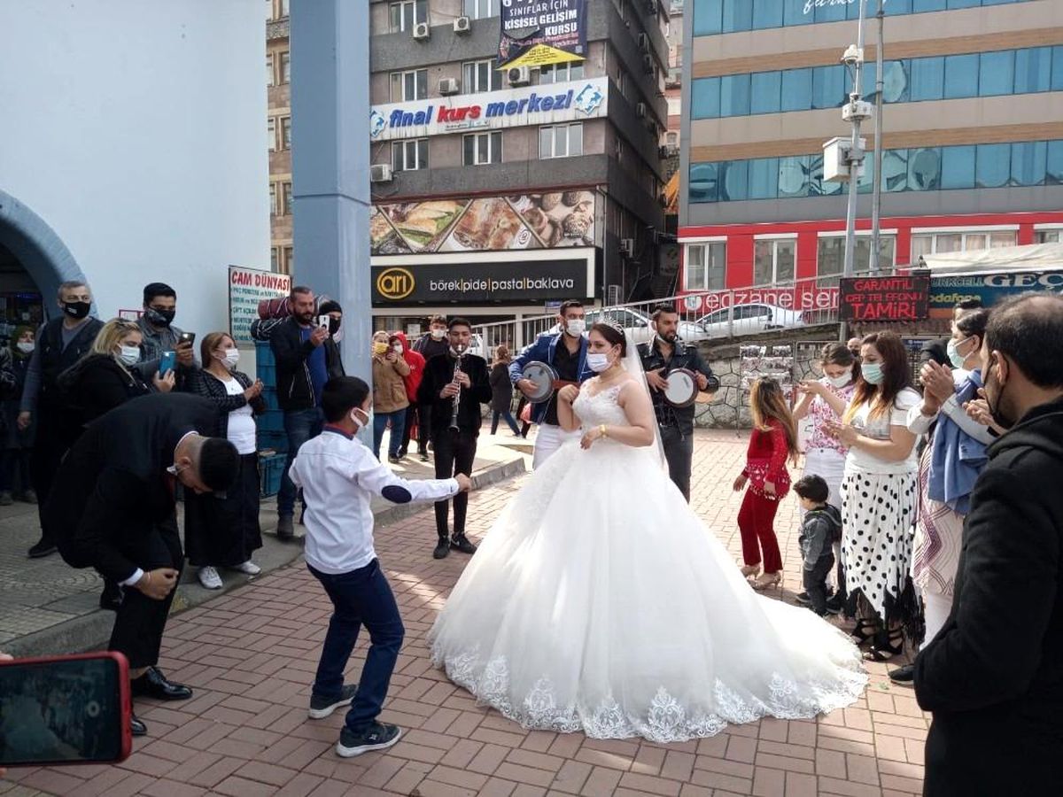 Sokak ortasında düğün yaptılar