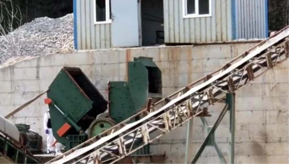 Son dakika... Kum ocağındaki taş kırma makinesine sıkışan 2 işçi öldü