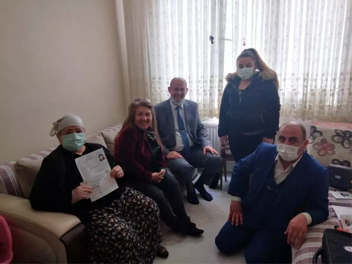 Tepebaşı İlçe Nüfus Müdürlüğü, 65 yaş üstü vatandaşların evine giderek hizmet verdi