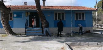 TÜGVA üyesi gönüllüler Soma'da okulları boyuyor