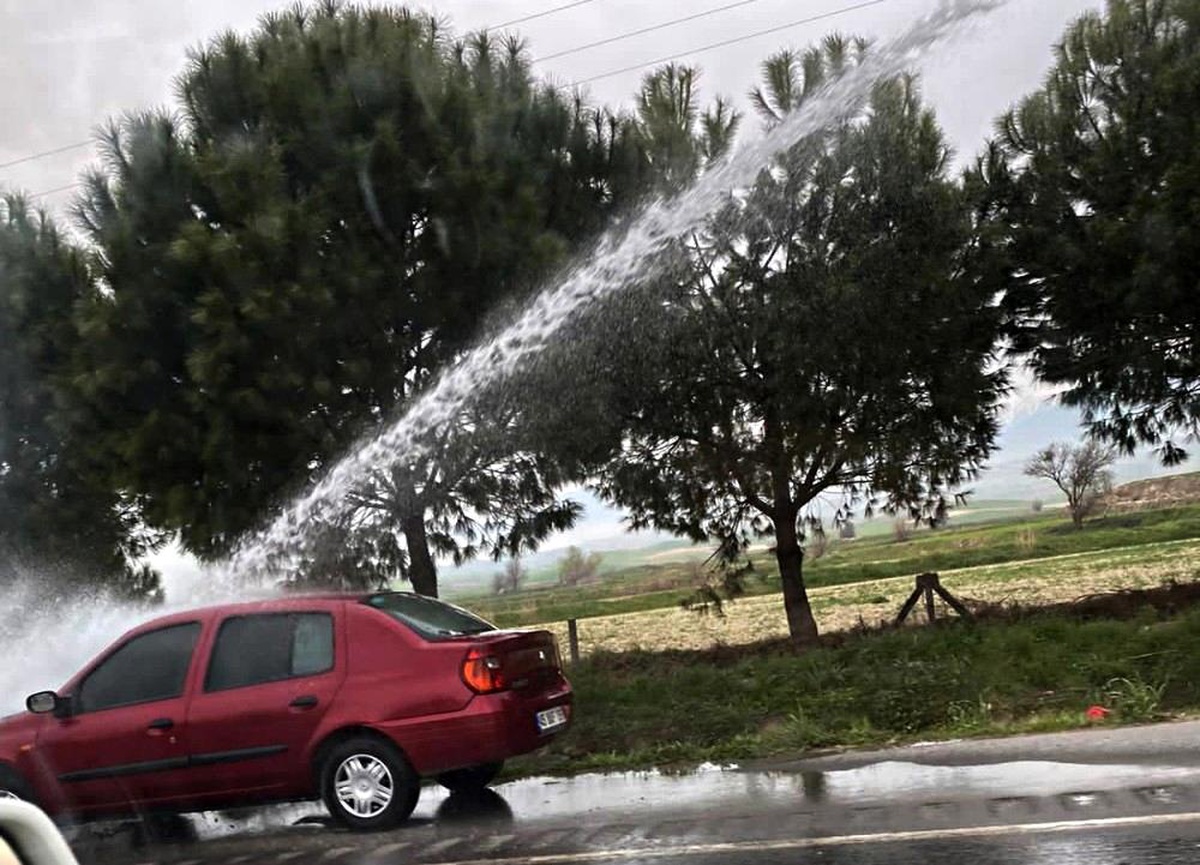 Yanan otomobilin imdadına yangından dönen arazöz yetişti