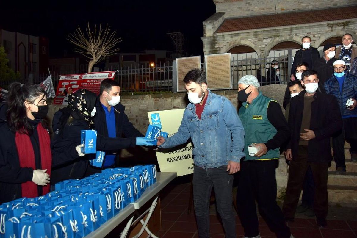 Aliağa Belediyesinden kandil simidi ikramı