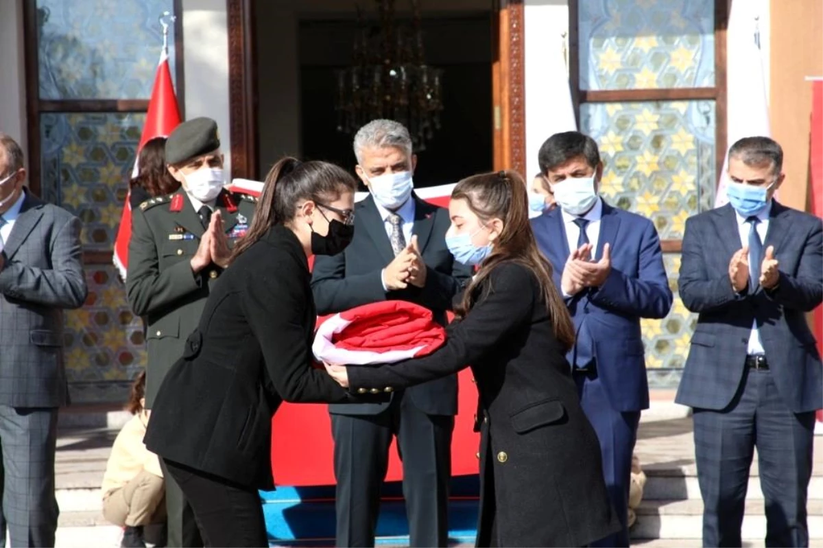 Çanakkale\'de 18 Mart\'ta göndere çekilecek ay yıldızlı bayrak Erzincan\'a ulaştı