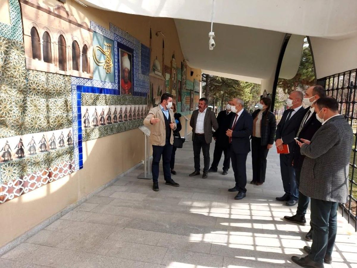 Başkan Aydın, Yaşayan Şehir Müzesi ve Osmanlı Padişahları Tarih Şeridi\'ni ziyaret etti