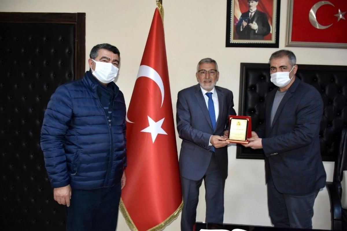 Başkan Bozkurt\'a teşekkür plaketi