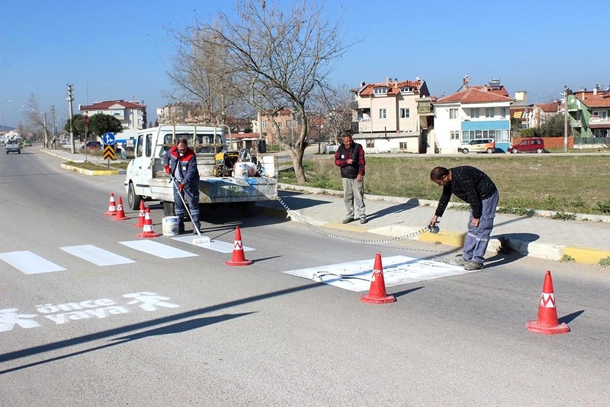 Burhaniye\'de yaya geçitleri boyanıyor