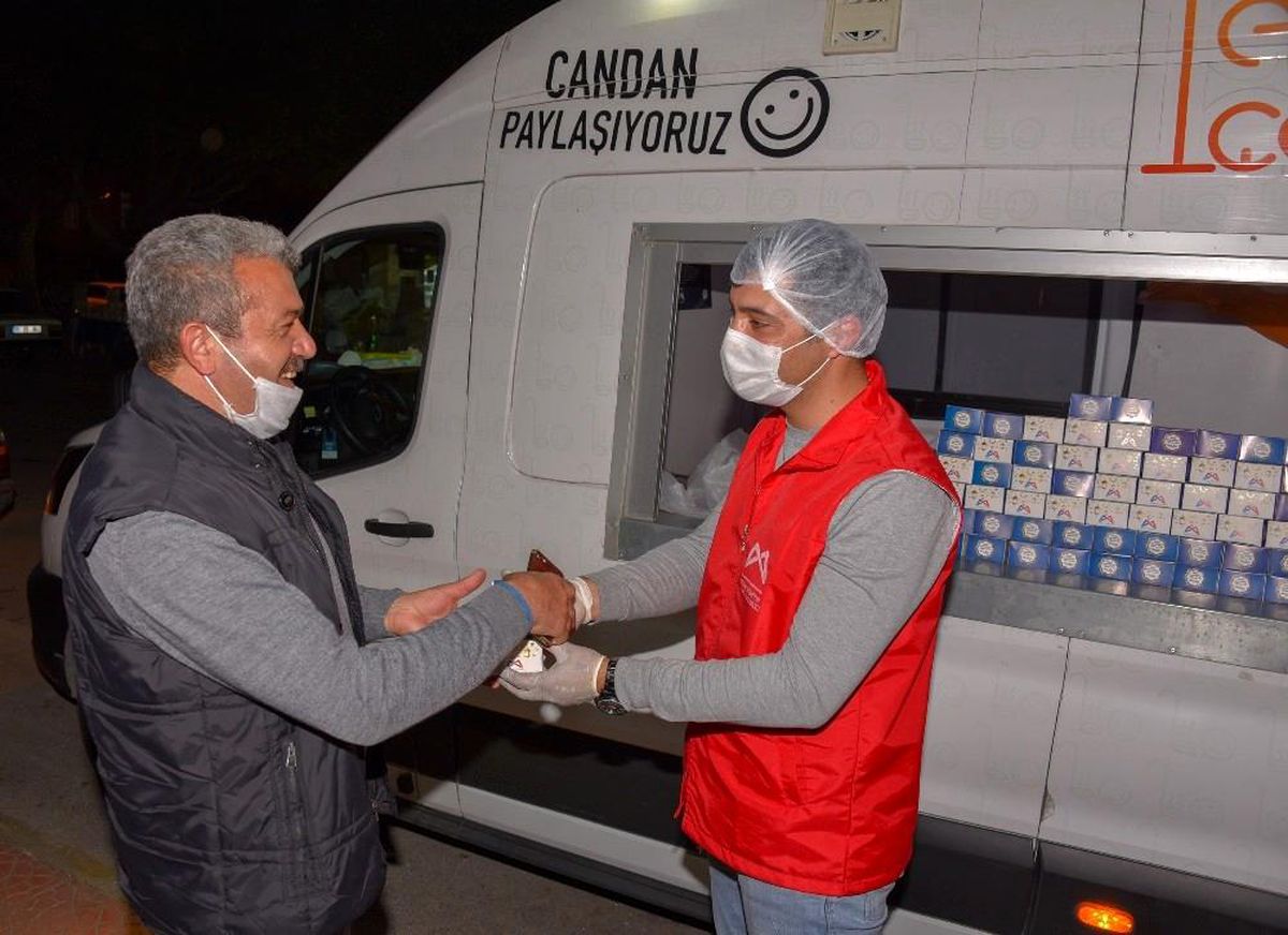 Büyükşehir Belediyesi 30 bin kandil simidi dağıttı