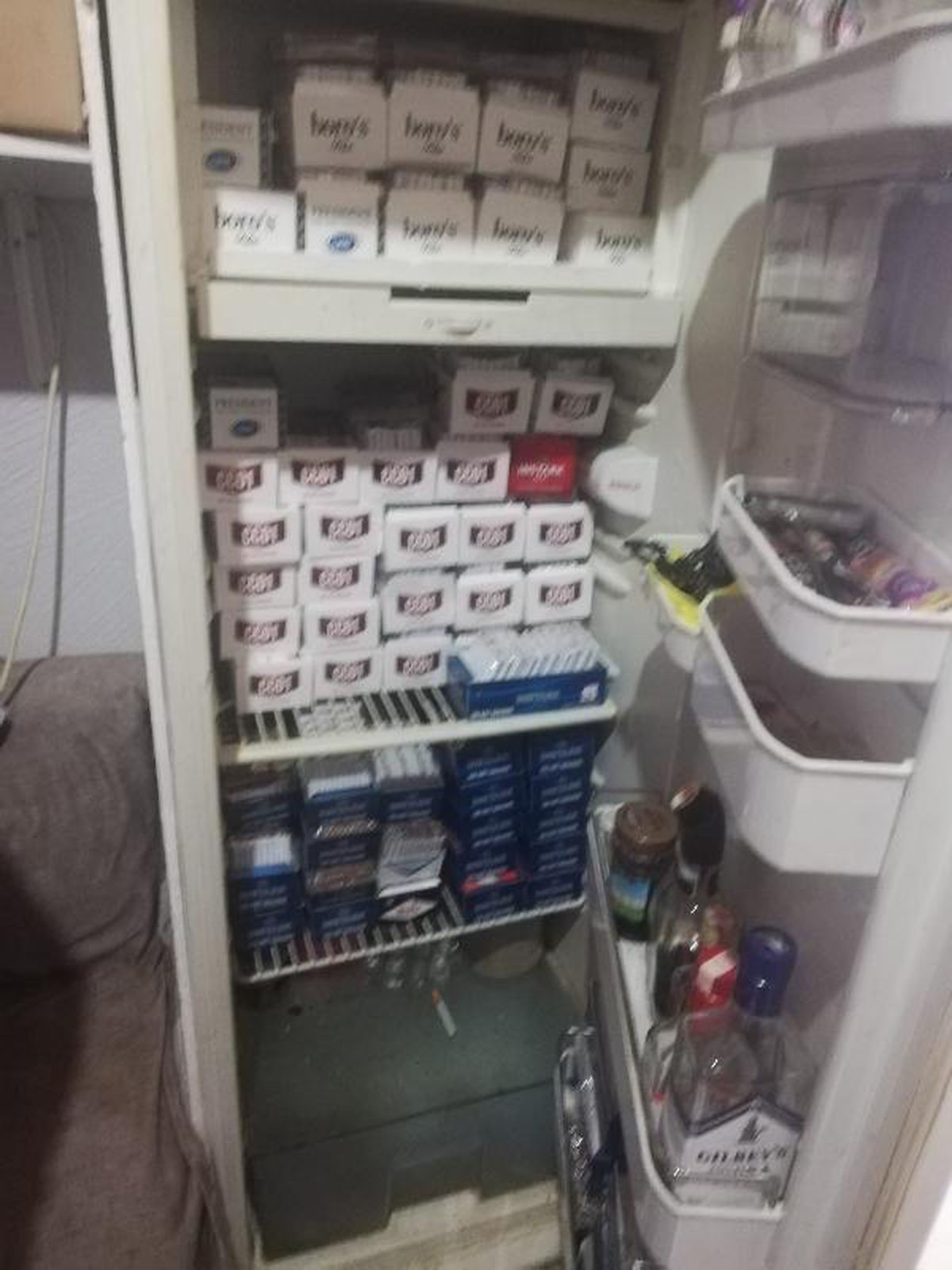 Buzdolabından 12 bin sarma sigara çıktı