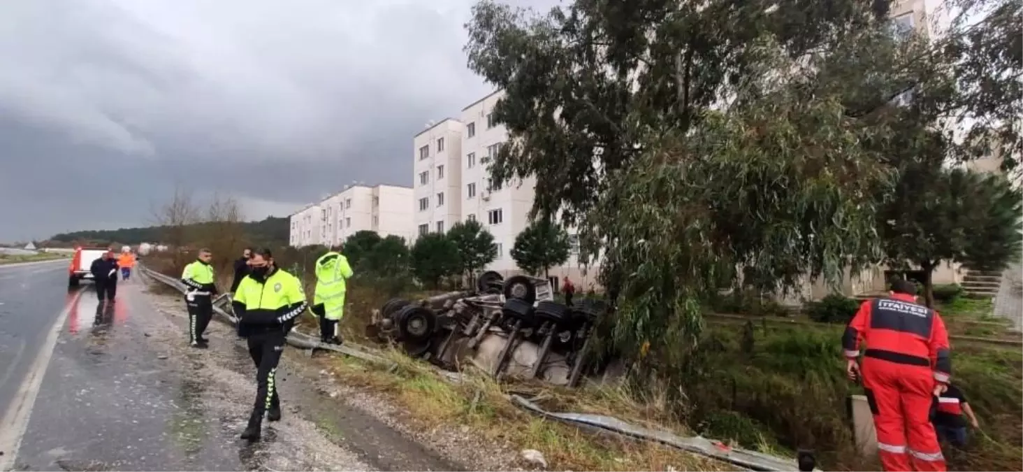 Çimento yüklü kamyon devrildi;1 kişi yaralandı