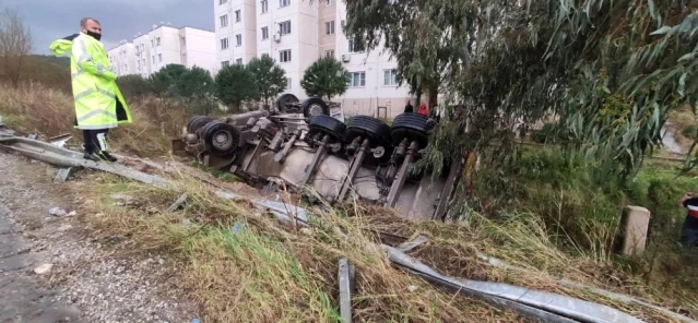 Çimento yüklü kamyon devrildi;1 kişi yaralandı