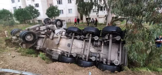 Çimento yüklü kamyon devrildi;1 kişi yaralandı