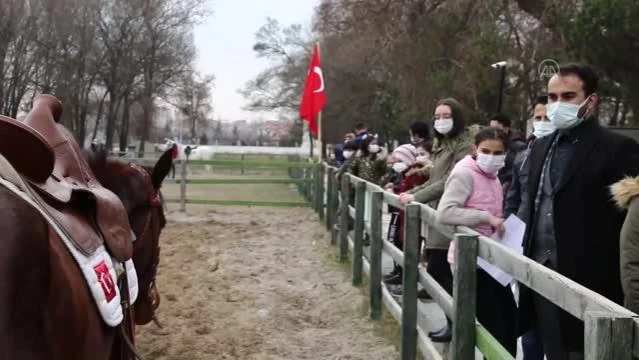 Çubuk'ta İstiklal Marşı'nın 10 kıtasını ezberleyen 100 öğrenciye at biniciliği eğitimi verildi