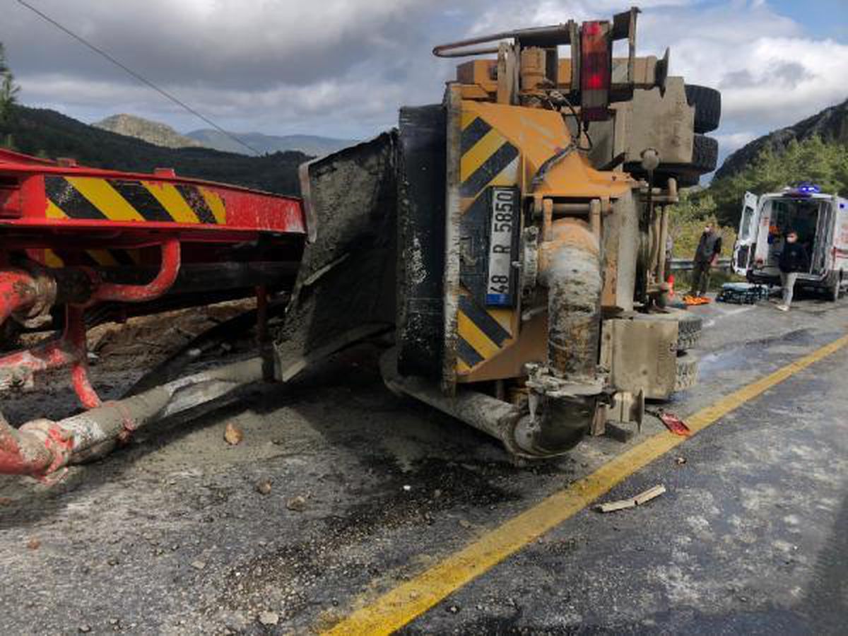 Son dakika haberi... Devrilen beton mikserinin altında kalan sürücü hafif yaralandı