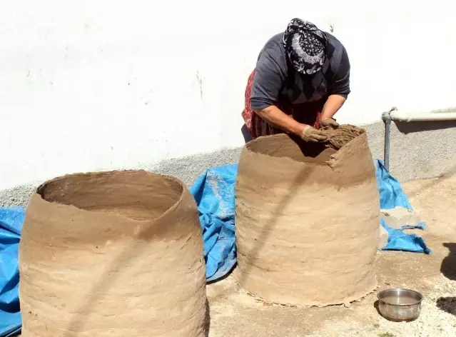 Ekmeğini çamurdan çıkartıyor Ekmeğini çamurdan çıkartıyor