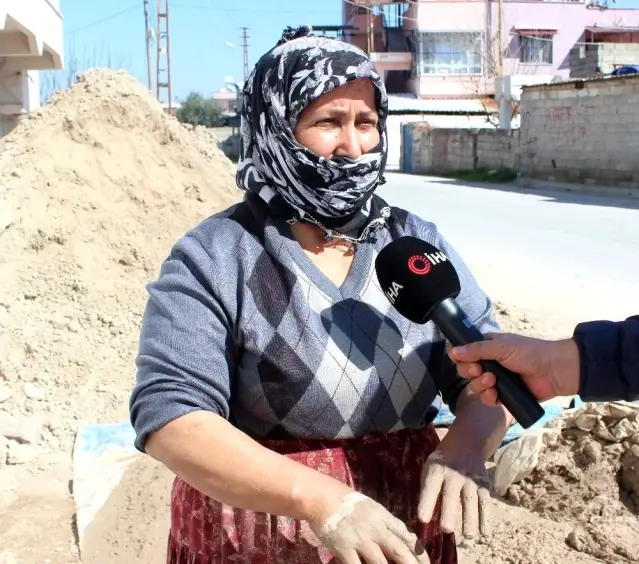 Ekmeğini çamurdan çıkartıyor Ekmeğini çamurdan çıkartıyor