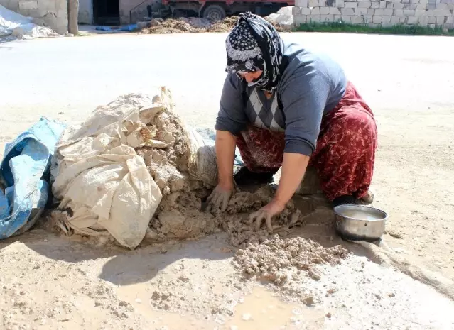 Ekmeğini çamurdan çıkartıyor Ekmeğini çamurdan çıkartıyor