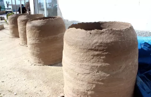 Ekmeğini çamurdan çıkartıyor Ekmeğini çamurdan çıkartıyor