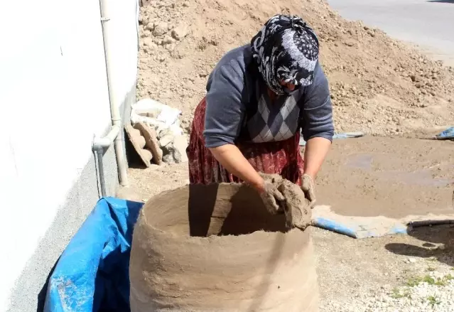 Ekmeğini çamurdan çıkartıyor Ekmeğini çamurdan çıkartıyor