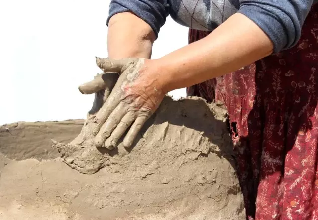 Ekmeğini çamurdan çıkartıyor Ekmeğini çamurdan çıkartıyor