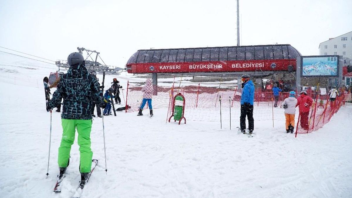 Erciyes Dağı\'na mevsimin ilk karı yağdı