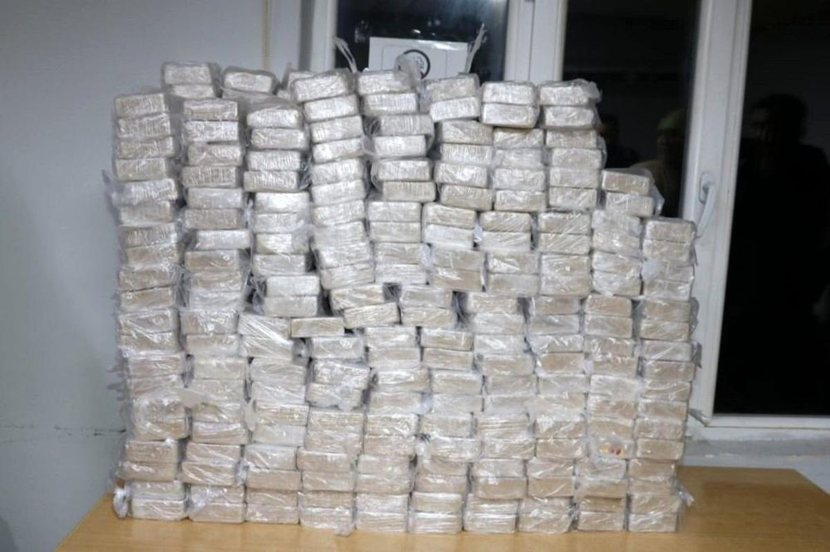 İçişleri Bakanı Soylu, Hakkari\'de jandarmanın "terörün finansmanı operasyonu" ile 482 kilo eroin, 65 kilo da metamfetamin ele geçirildiğini bildirdi.