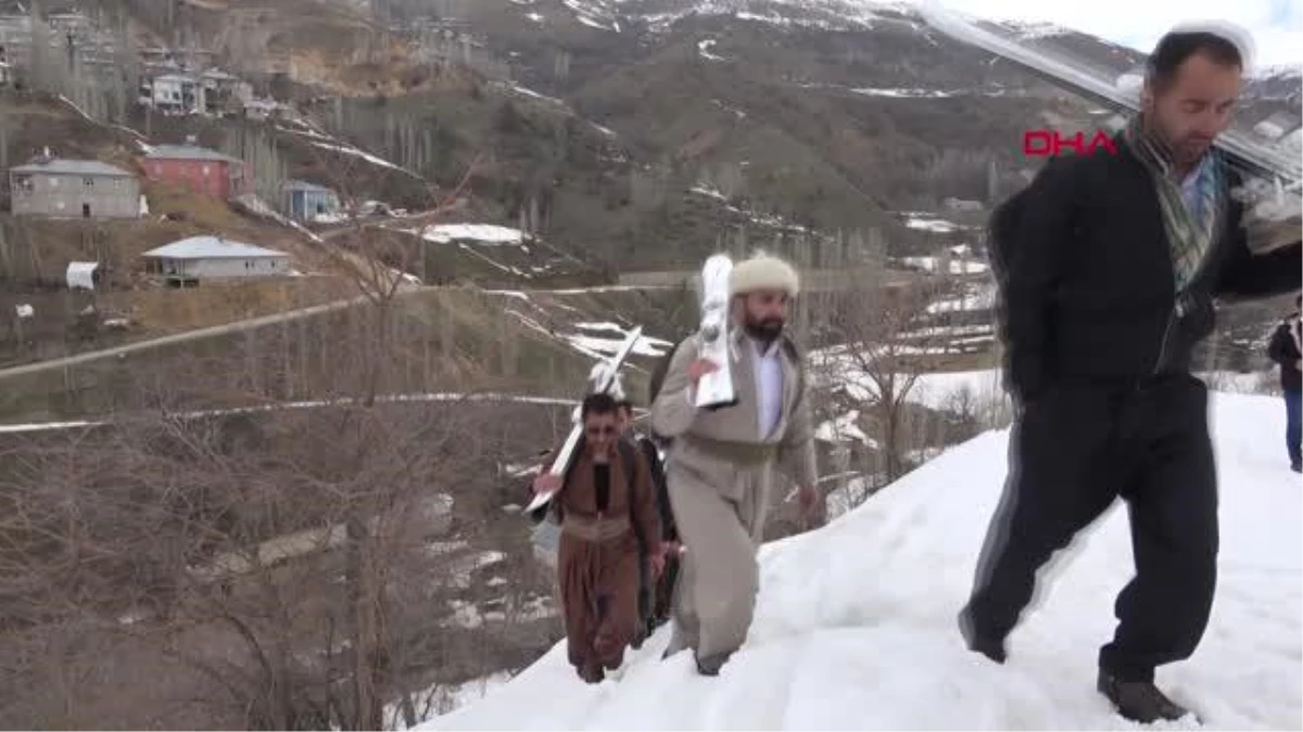 HAKKARİ Tahta kullanırken kayak takımı hediye edilen Şemdinlili gençler yarışmada