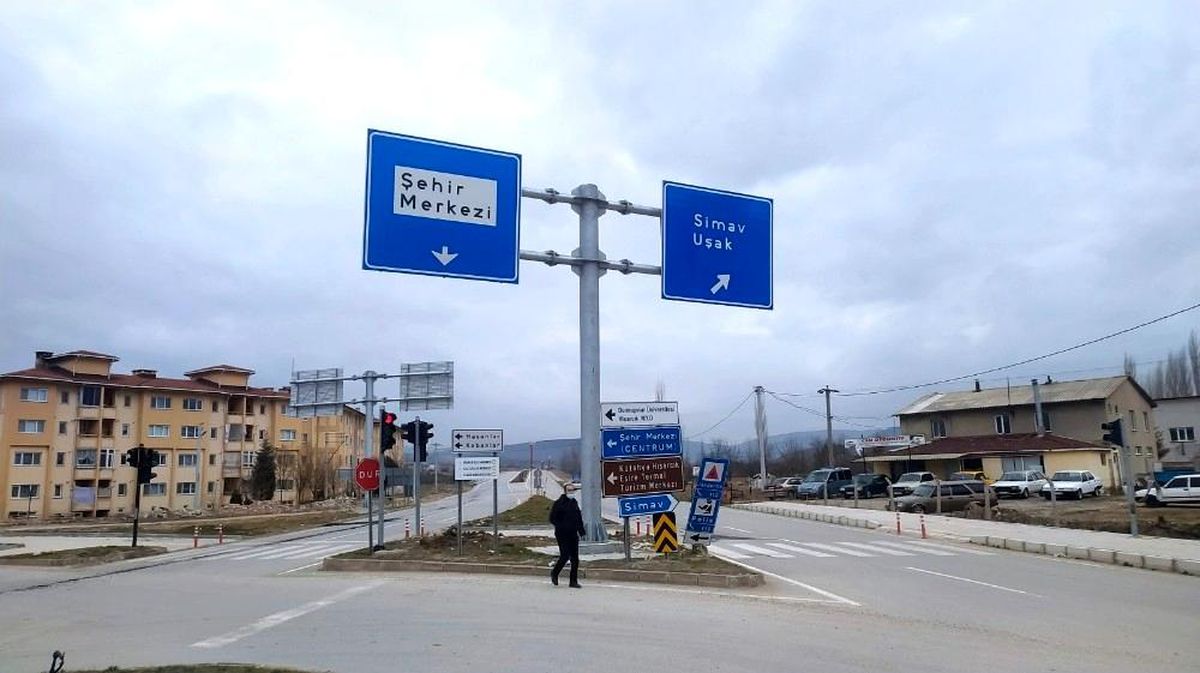 Hisarcık\'ta yeni yola dev yön levhaları dikildi