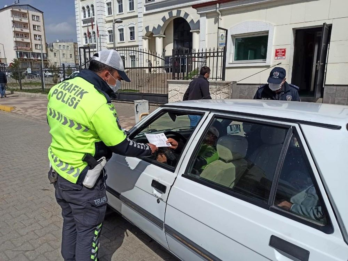 Kahta Polisi halkın güvenliği için broşür dağıttı