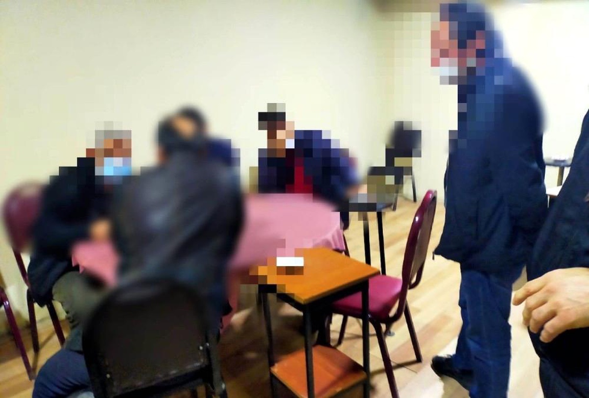 Kapalı olması gereken kıraathanede 28 kişi yakalandı
