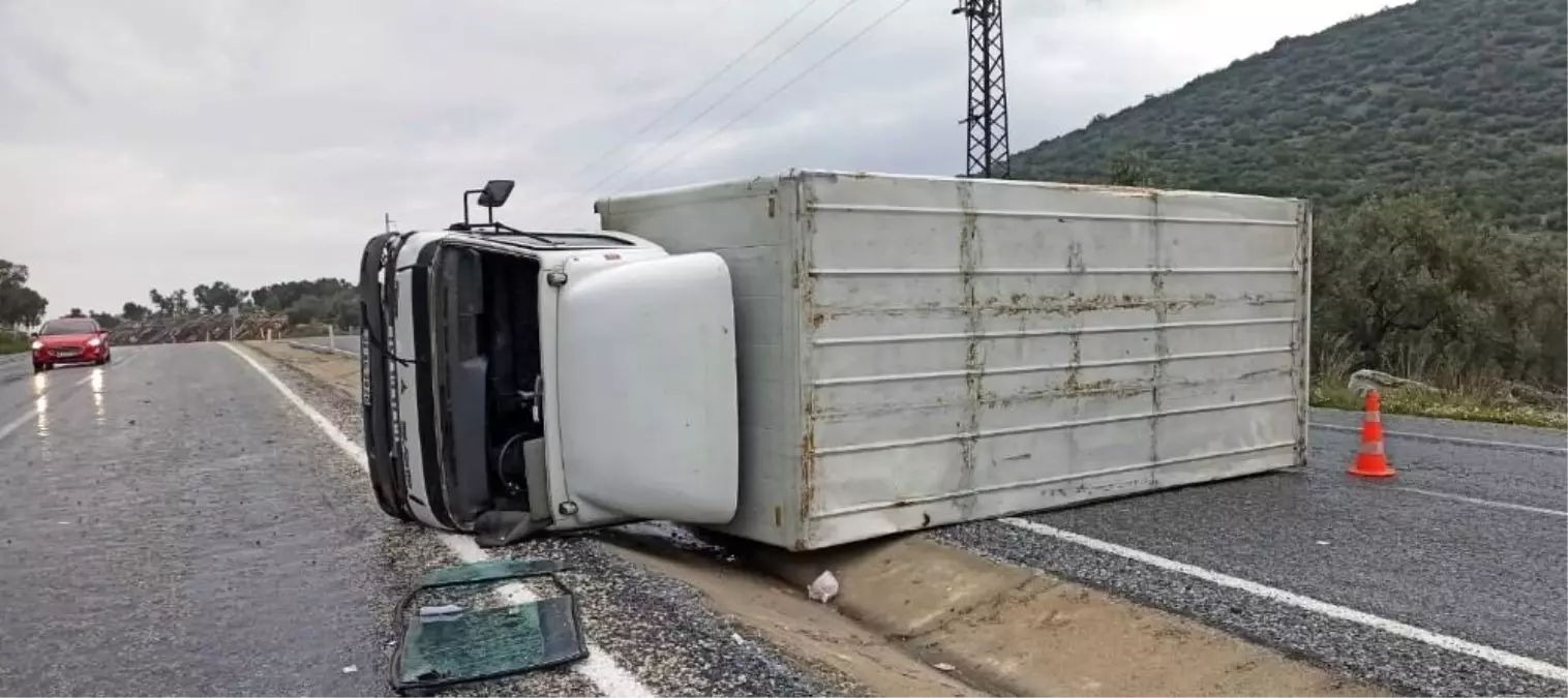 Kontrolden çıkan kamyon yola devrildi