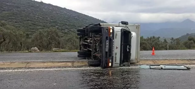 Kontrolden çıkan kamyon yola devrildi