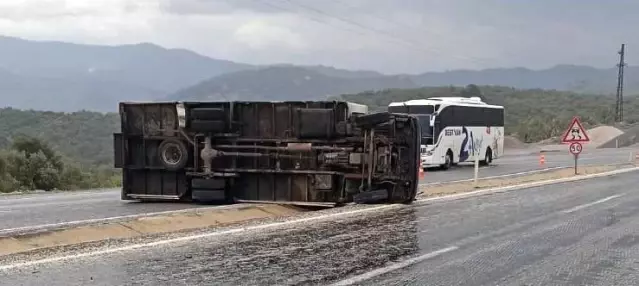 Kontrolden çıkan kamyon yola devrildi