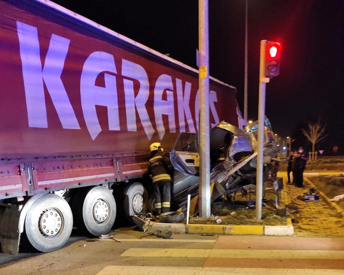 Otomobil ve tır çarpıştı 5 kişi yaralandı