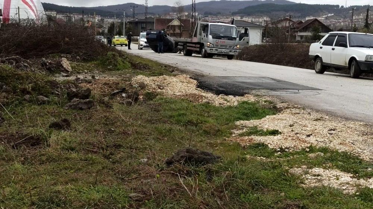 Köpeğe çarpan otomobil takla attı: 1 yaralı