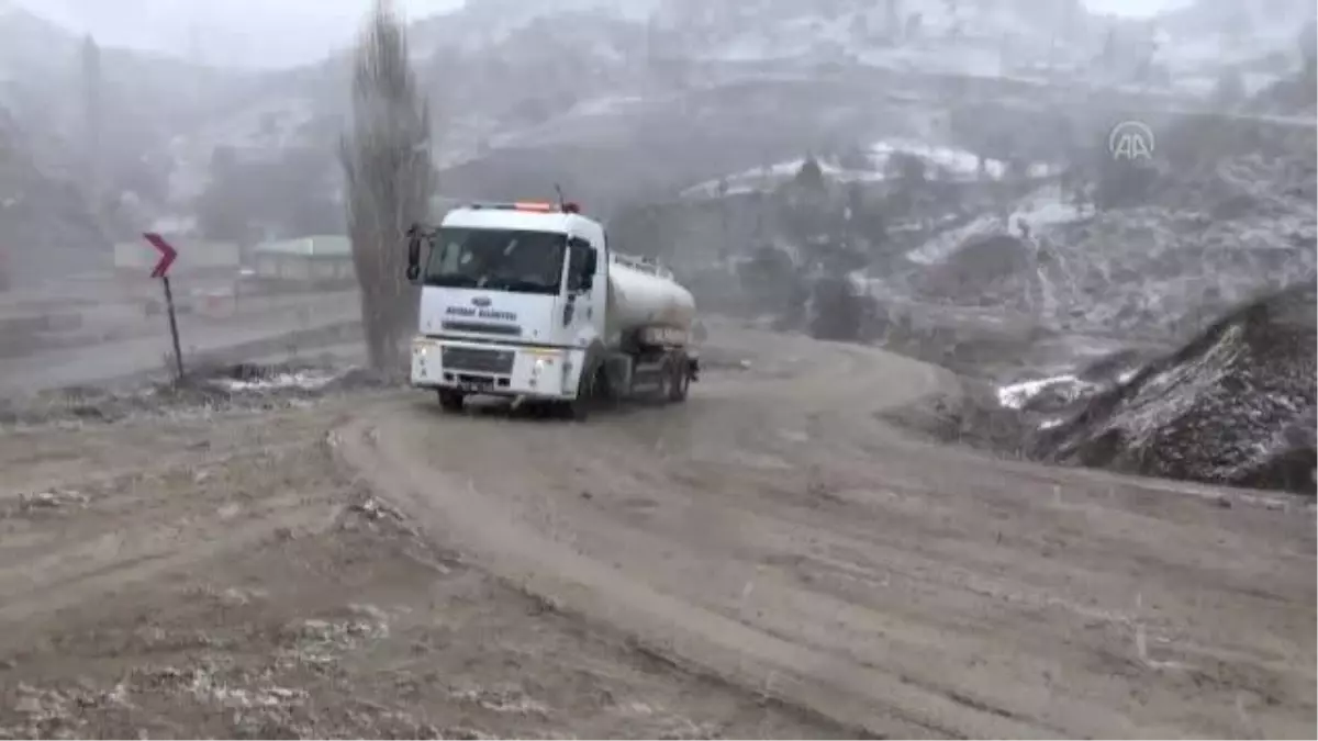 Koyunları susuz kalan besiciye belediye ekipleri tankerle su ulaştırdı