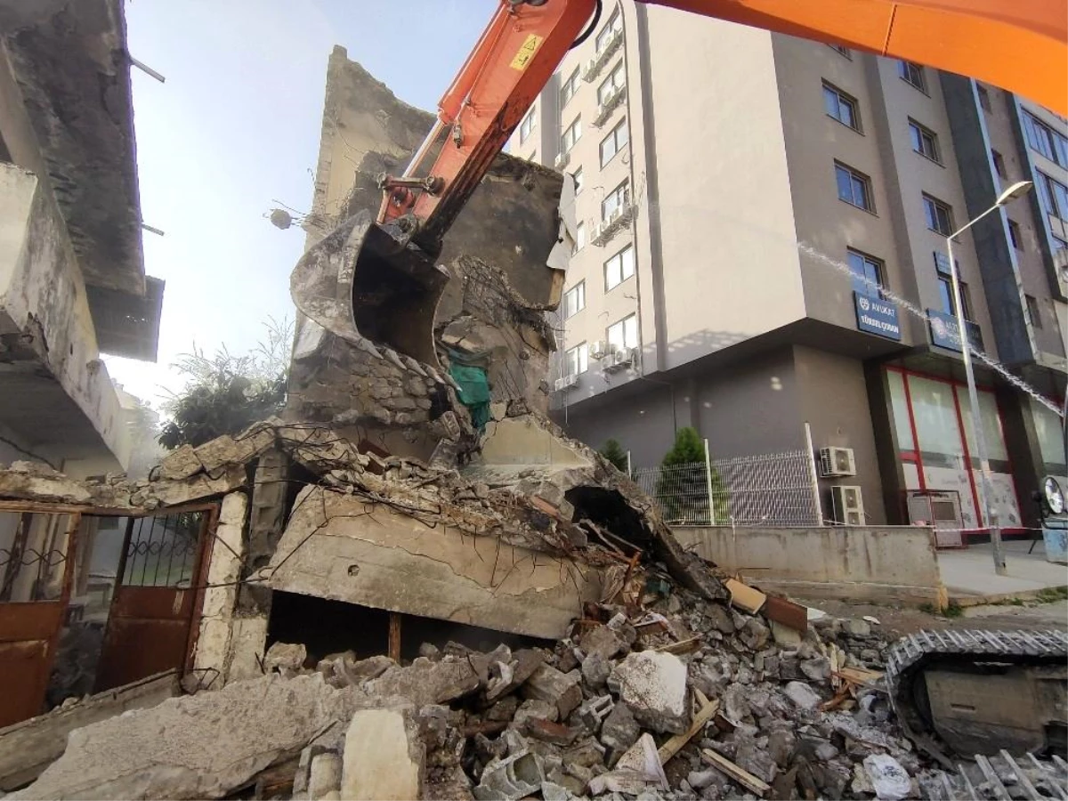 Mersin\'de 3 katlı metruk bina kontrollü şekilde yıkıldı
