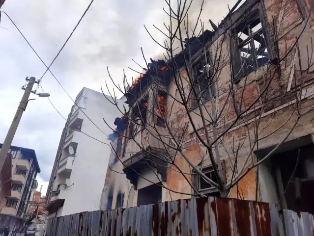 Metruk ev alevlere teslim oldu Son Dakika