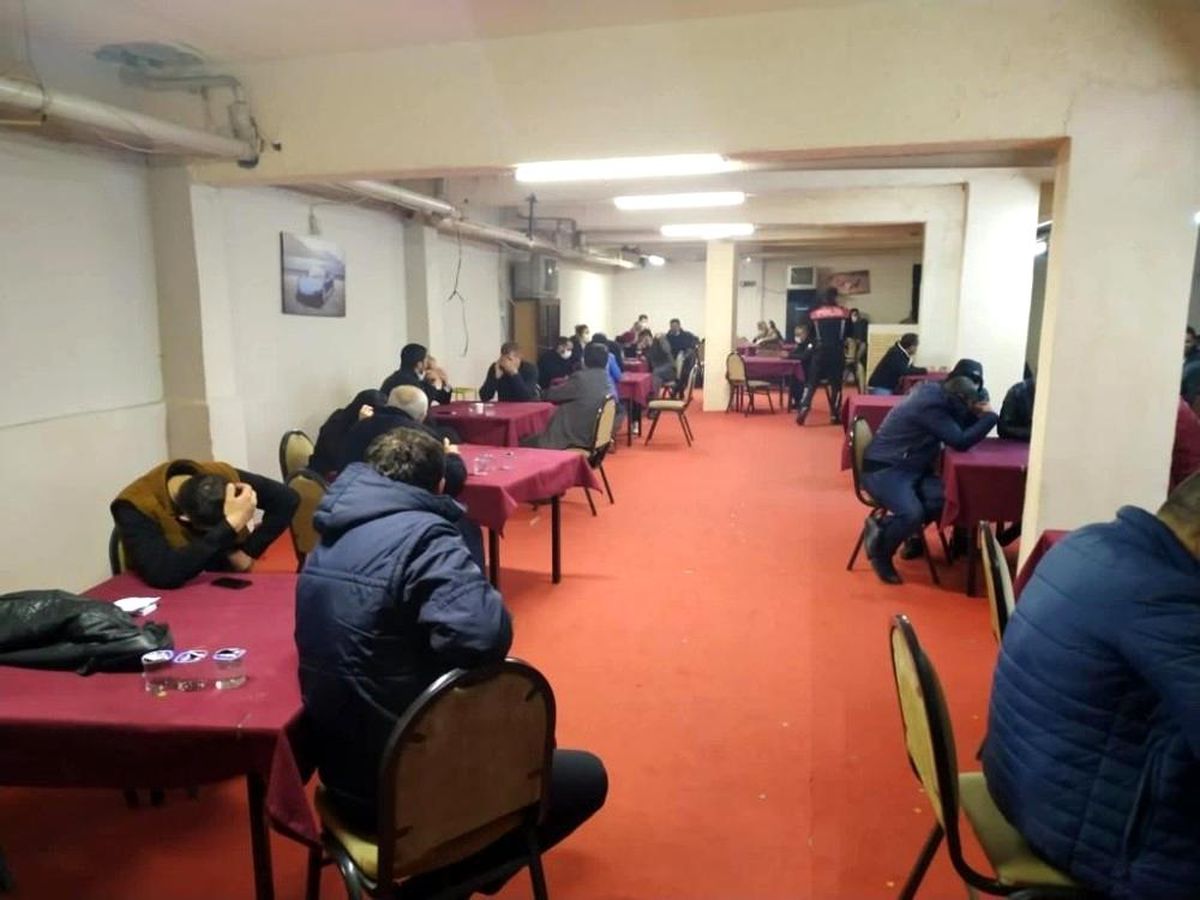 Mühürlü dernek binasında kumar oynayan 38 kişiye 119 bin 700 TL ceza