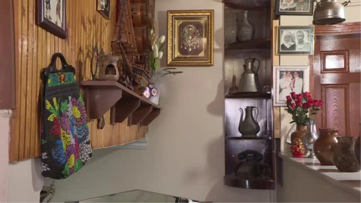"Müzeye çevirdiği" evinde Yörük-Türkmen geleneğini de yansıtan bine yakın eşyayı sergiliyor