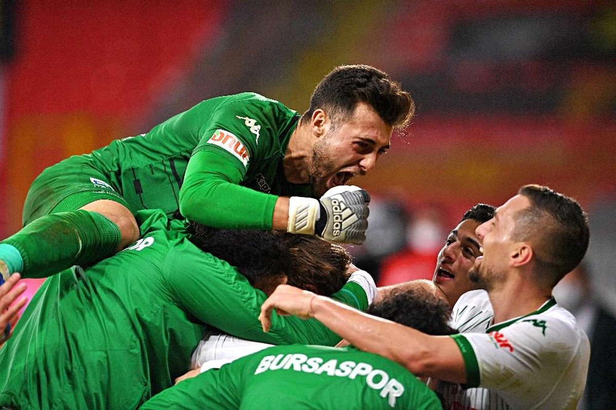 PFDK, Bursaspor kalecisi Ataberk Dadakdeniz\'e 2 maç ceza verdi