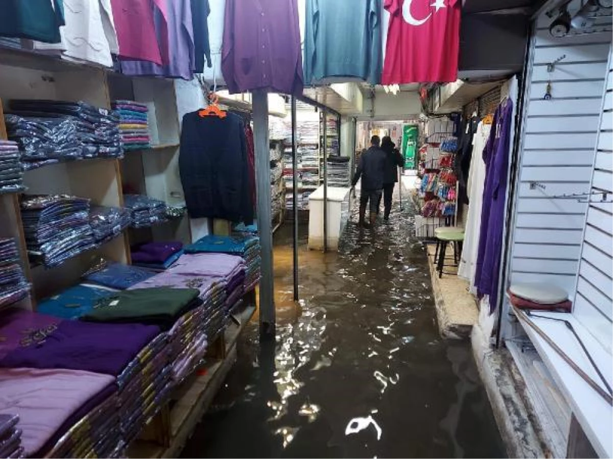 İzmir\'de sağanak etkili oldu, iş hanını su bastı