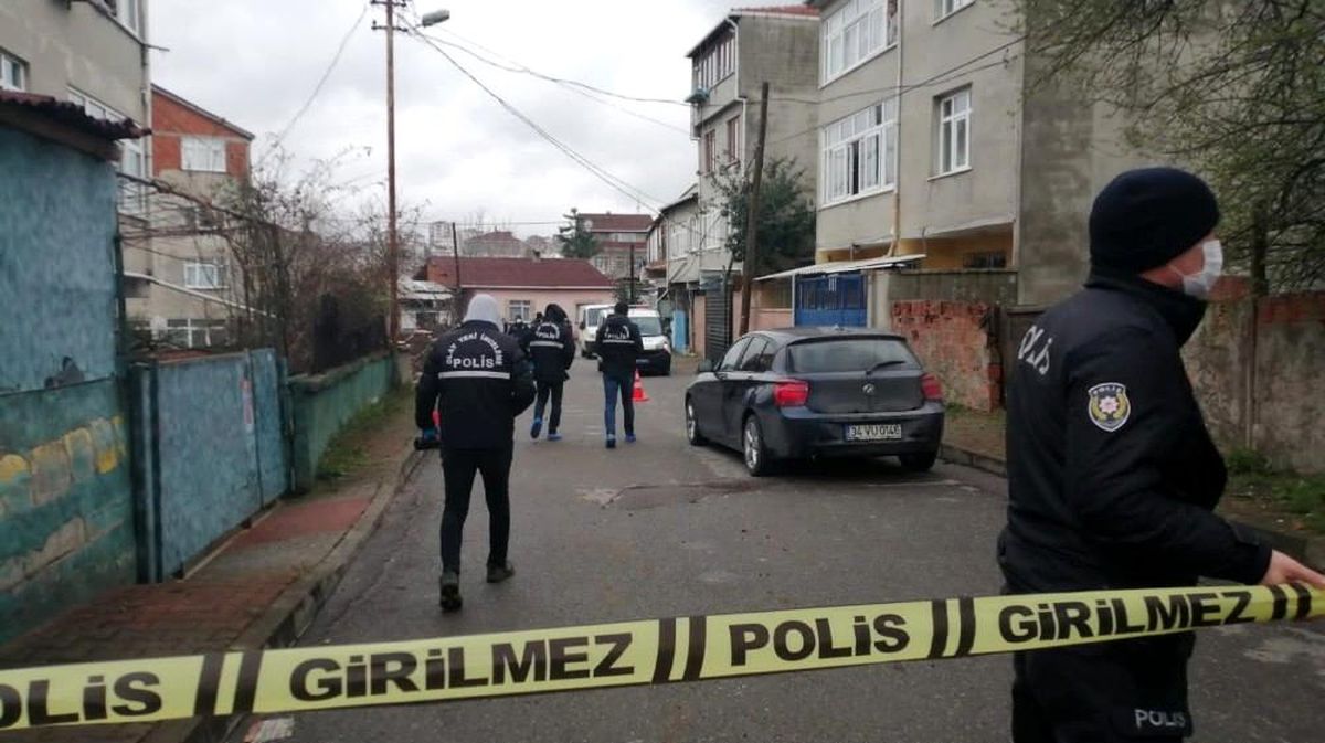 Sultanbeyli\'de biri kadın 2 kardeş sokak ortasında silahla vuruldu. Kadın olay yerinde hayatını kaybetti.