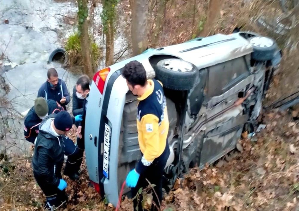 Takla atan otomobilde sıkışan sürücüyü AFAD ekipleri kurtardı